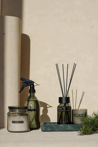 Dark amber roomspray 500ml van Wellmark, samen met bijpassende verzorgingsproducten