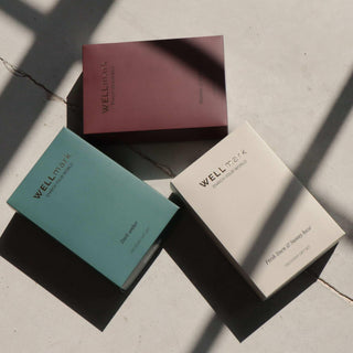 Verpakkingen van de Wellmark Discovery giftsets in drie kleuren, van bovenaf afgebeeld