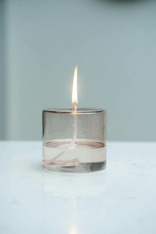 olielamp roze 9cm van Wellmark, van dichtbij met etiket en afwerking zichtbaar, vanuit een tweede beeldhoek