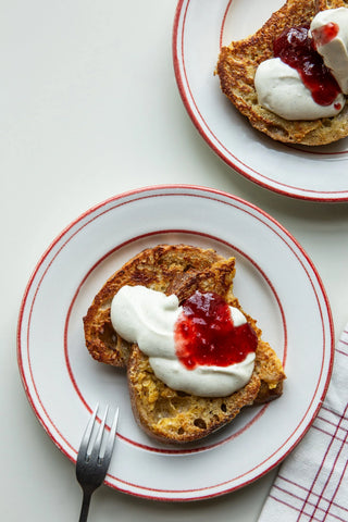 Wentelteefjes met jam en mascarponecrème op een bord