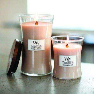 Vanilla & Sea Salt medium kaars van Woodwick, toegepast in een sfeervolle interieursetting